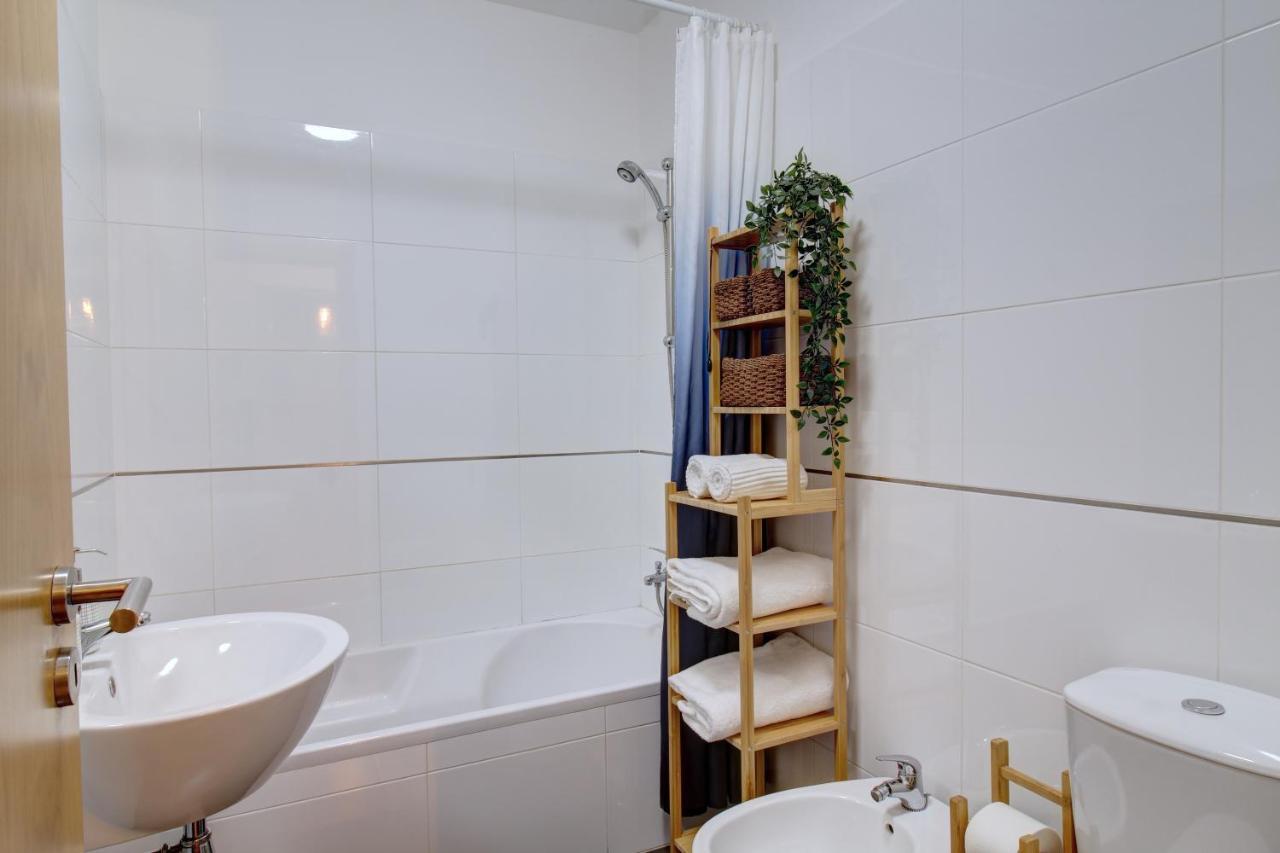Spacious Terrace, Swimming Pool, Private Parking Ольян Экстерьер фото